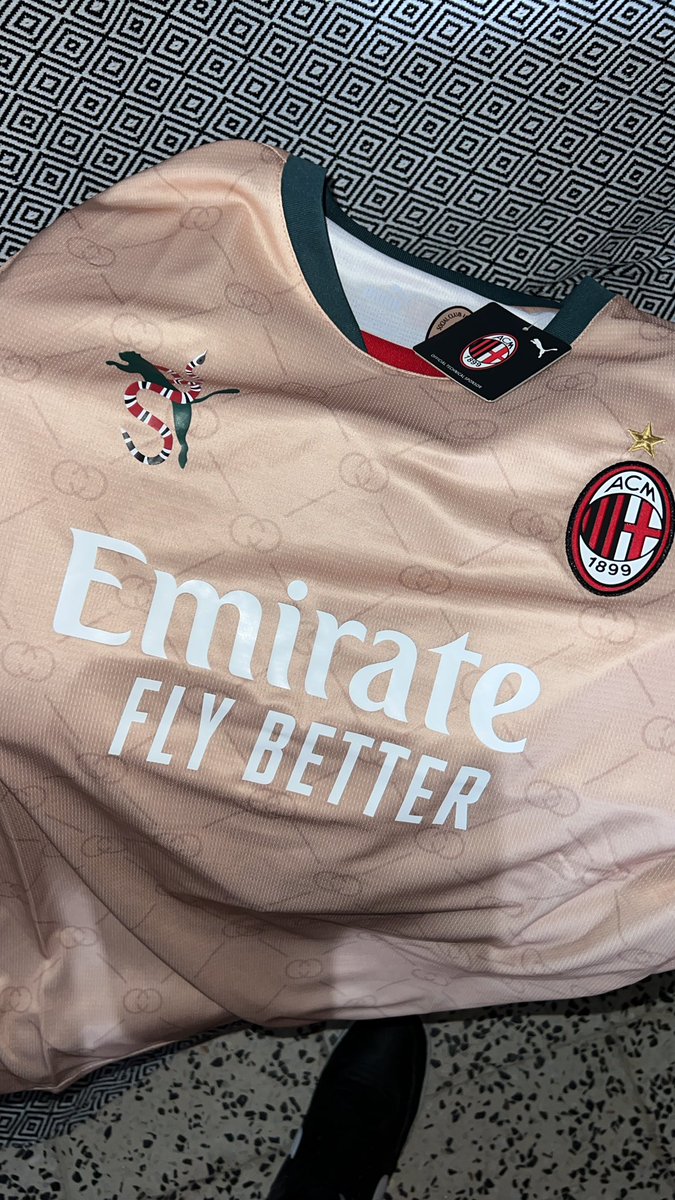 xbielb's tweet photo. la vuelta de Asia fue bomba, llego, me toca la primitiva, me como un pulpo, compro la camiseta de gucci milan y me pierdo 3 dias x la meseta española, golpe de realidad?😂 https://t.co/GZSpzk9lnK