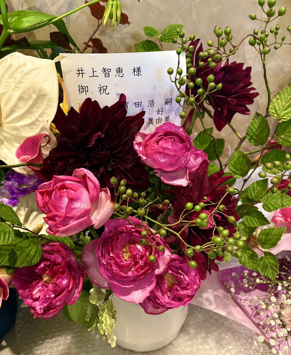 chieinoue's tweet photo. 東京、兵庫、そしてはるばる福岡からも沢山のお客様とボイスの生徒さん達、昭和音大の1年生の生徒さん達が観に来てくださいました!
またお差し入れや華やかなお花を頂戴しました。劇団四季の新宮有香子ちゃんからも素敵なお花が!
お家で癒されています💐✨✨
感謝💖
#JewelBox2 https://t.co/5DINAsa8ml