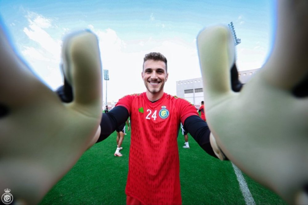 إصابة الكابتن نواف العقيدي مع المنتخب 
جعلت اللجنة الفنية والسيد خيسوس 
 يؤجلون إلى هذه اللحظة فكرة التعاقد مع لاعب وسط أجنبي والاستغناء عن الحارس بينتو.

هذه كل الحكاية باختصار
 لا نقص أموال ولا أي خرابيط أخرى

 أنا مع فكرتهم وبقوة
ما نبي مغامرات على مركز مهم كالحراسة