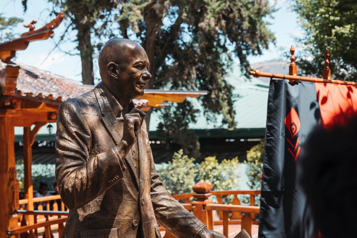 “Solo la educación en libertad puede cambiar el mundo.” – Santiago Gangotena.

Hoy honramos su legado con una estatua que recordará siempre su visión y amor por la #USFQ🐉❤️
Obra de <a href="/howardtaikeff/">howard taikeff</a>, develada junto a la canciller Gabriela Sommerfeld <a href="/CancilleriaEc/">Cancillería del Ecuador 🇪🇨</a> 

#OrgulloDragón