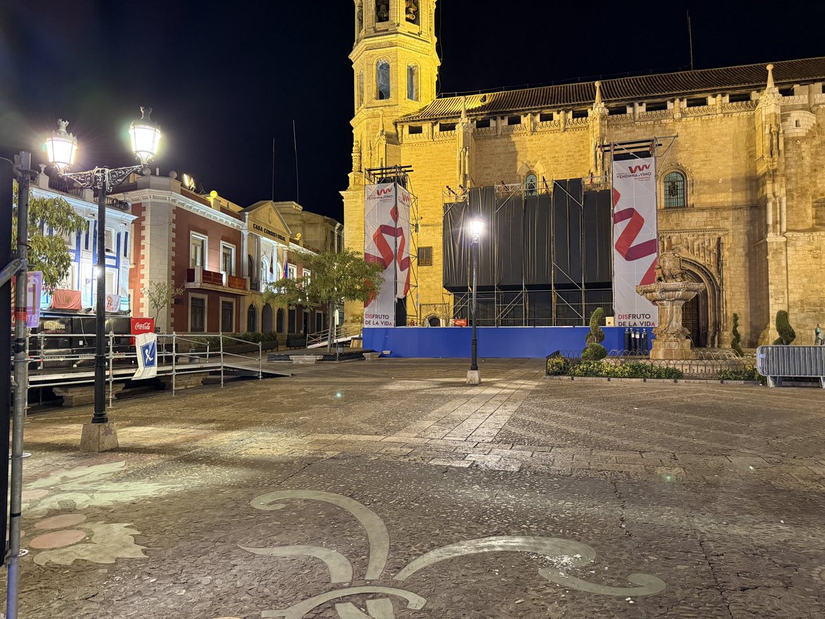 dani_canadas's tweet photo. Ahora si, podemos dar por finalizadas las Fiestas del Vino 2025. Con esta tradicional foto que ya nos acompaña durante 15 años, os deseo una feliz vuelta a la rutina. VALDEPEÑAS duerme la noche. https://t.co/wOHcjdzekX
