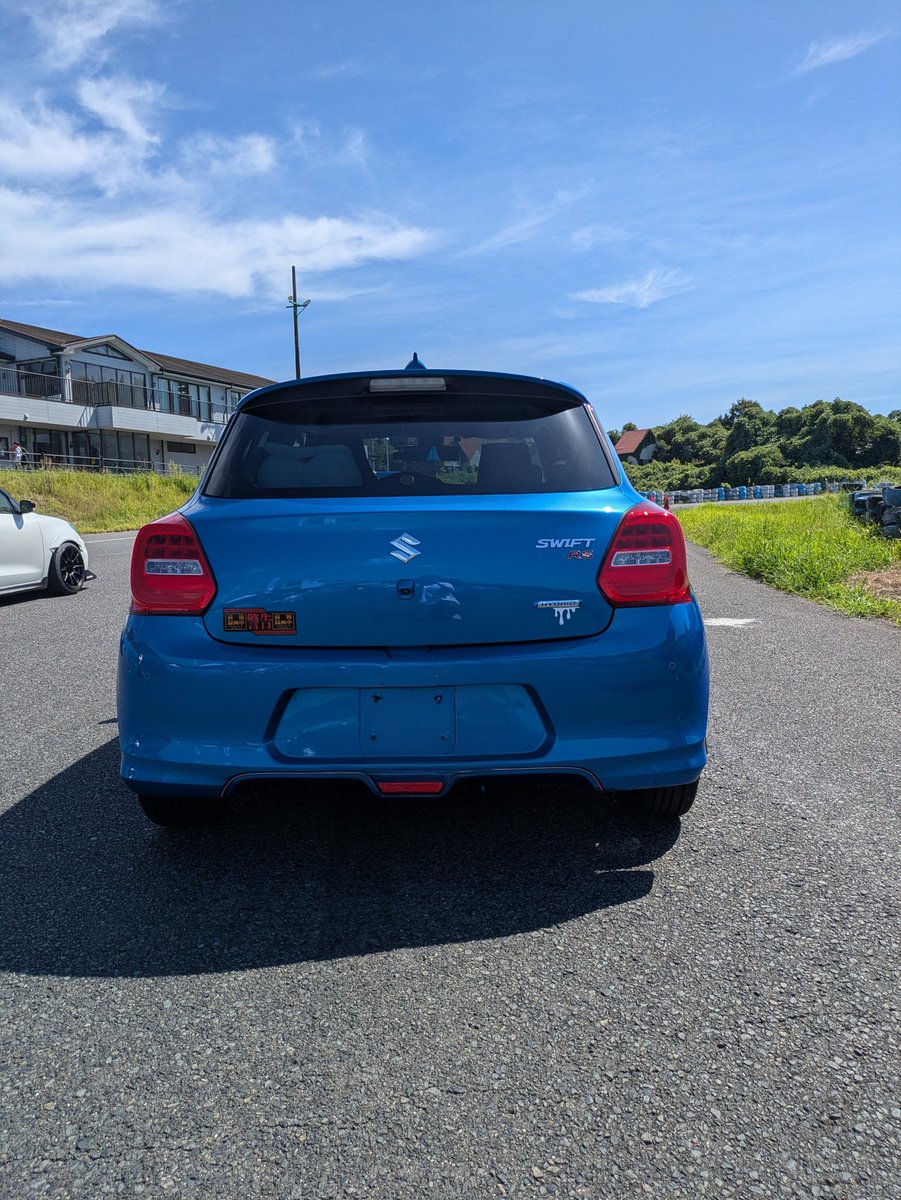 uCrvC0NfWT95164's tweet image. おはよう〜☺️
２台目⤴️
スイフトの青
フロントリップ
横にエアロに赤いラインが良いですね👍
シャークフィンも交換されてますね☺️
ホイールも赤いラインで
オシャレですね😜
前後録画📹️されてるみたいです💦
ハイブリッドのマークに❓️
何かしら〜ついてる
#スイスポ
#迅天祭
#車好きと繋がりたい