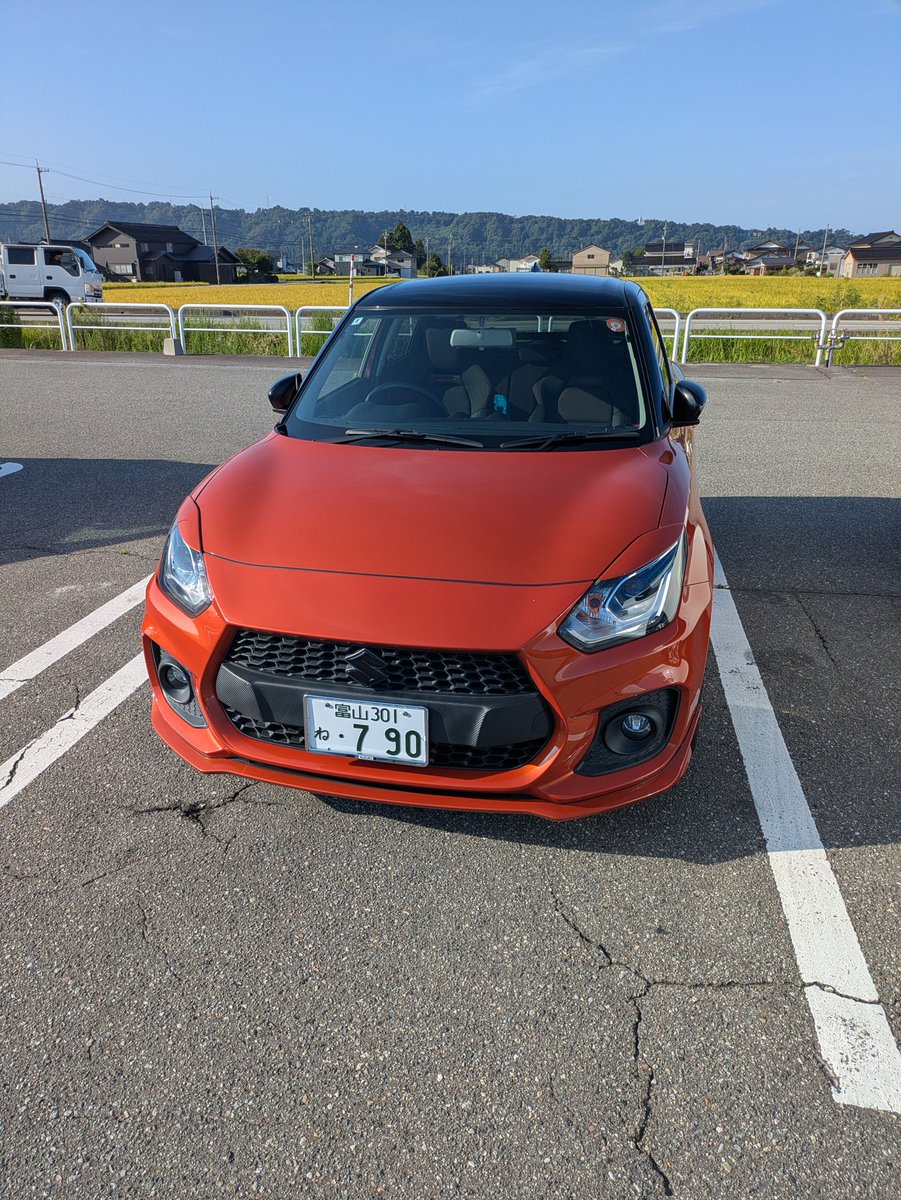 uCrvC0NfWT95164's tweet image. おはよう〜☺️
２台目⤴️
スイフトの青
フロントリップ
横にエアロに赤いラインが良いですね👍
シャークフィンも交換されてますね☺️
ホイールも赤いラインで
オシャレですね😜
前後録画📹️されてるみたいです💦
ハイブリッドのマークに❓️
何かしら〜ついてる
#スイスポ
#迅天祭
#車好きと繋がりたい