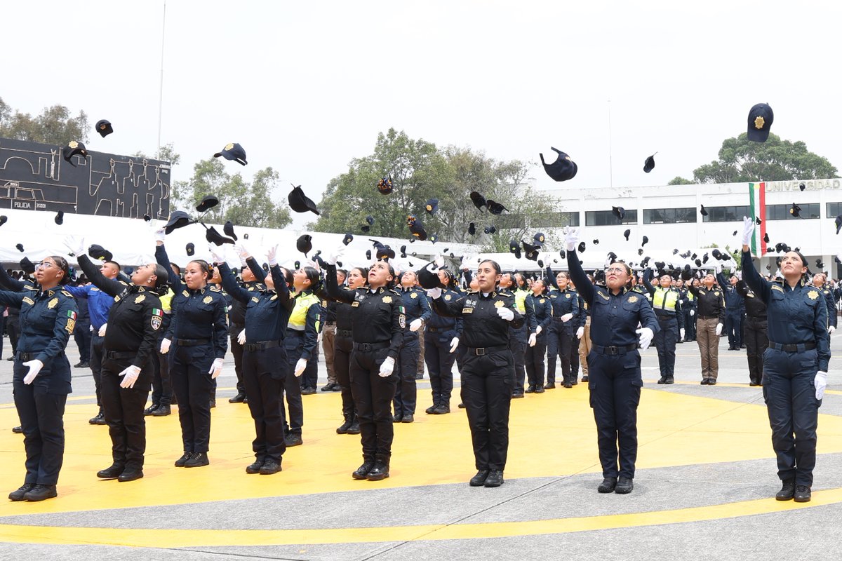 ClaraBrugadaM's tweet photo. Hoy celebramos la graduación de 450 policías de las generaciones: 294 de Policía de Proximidad, Sexto de la Policía Penitenciaria y Quinto Escalón del Curso Comando de Operaciones Especiales UMOE, perfil femenil.

La Ciudad de México cuenta con la mejor policía del país gracias a la formación, capacitación y compromiso de sus integrantes. Felicitamos a quienes hoy concluyen esta etapa y se integran con orgullo al cuerpo policial de la #CapitalDeLaTransformación.

Me acompañaron las y los titulares @MagRafaelGuerra, @PJCDMX ; @BerthaAlcalde, @FiscaliaCDMX; @PabloVazC, @SSC_CDMX;  Comandante de la Primera Zona Militar, General de Brigada, Roger David Rodríguez Arosemena, @Defensamx1; Capitán de navío Octavio Azcuaga, coordinación operativa de Seguridad con la Ciudad de México; coordinador estatal, general de brigada Ruz Peñaloza, @GN_MEXICO_; así como demás autoridades del Gabinete de Seguridad y del gabinete del @GobCDMX.