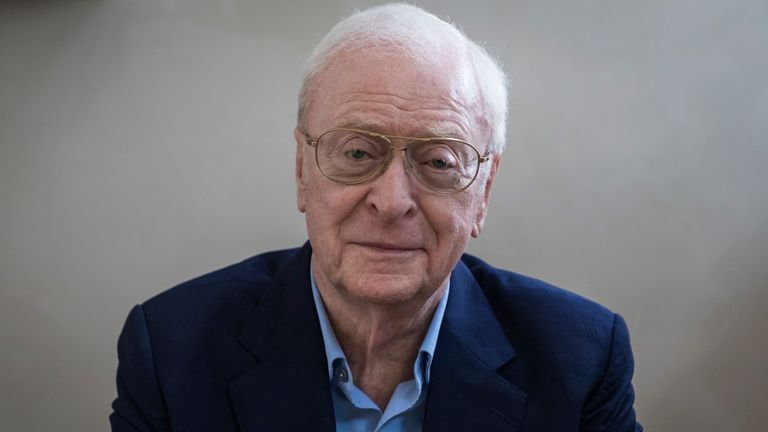 35milimetros_es's tweet image. ¡Ha vuelto! 🤩

#MichaelCaine regresará de su retiro para participar en #TheLastWitchHunter 2 junto a #VinDiesel.

En la película original de 2015 interpretó a un sacerdote que ayuda a un guerrero inmortal a luchar contra criaturas malignas.