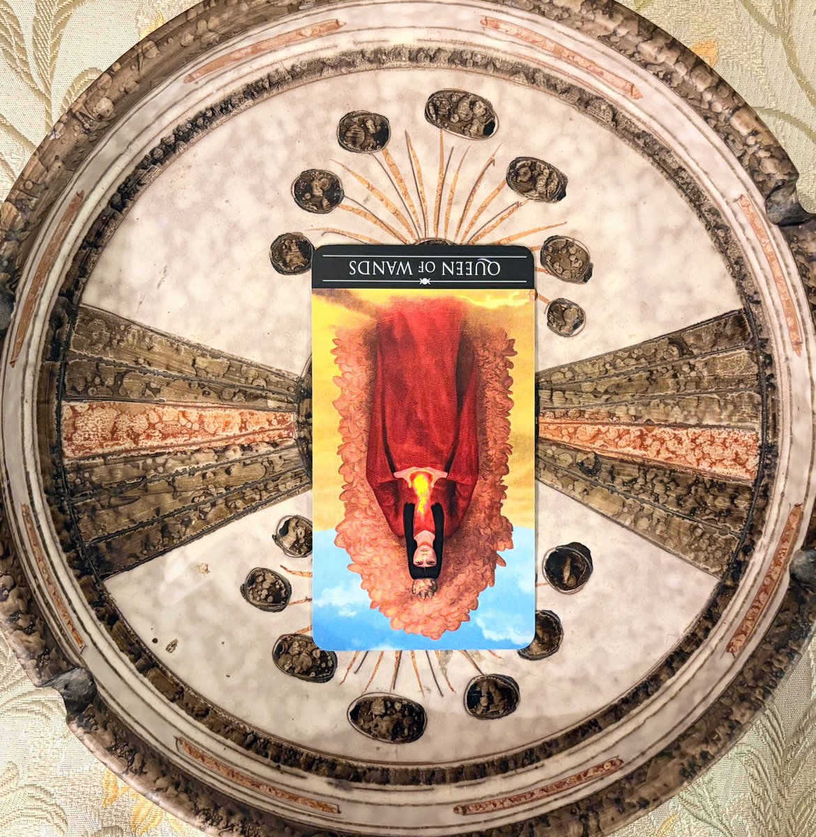 🪔 Today's tarot message 🪔　

9.9 tue.

こころの炎を
どうやって灯しつづけたらよいか
わからなくなったら

これまで背負ってきたものが
「しあわせ」かどうか
考えてみるとき

大切なものと向き合って
笑顔とともに
「しあわせ」の輪が光り輝くなら

想いの揺らぐ波が落ち着けば
また同じように