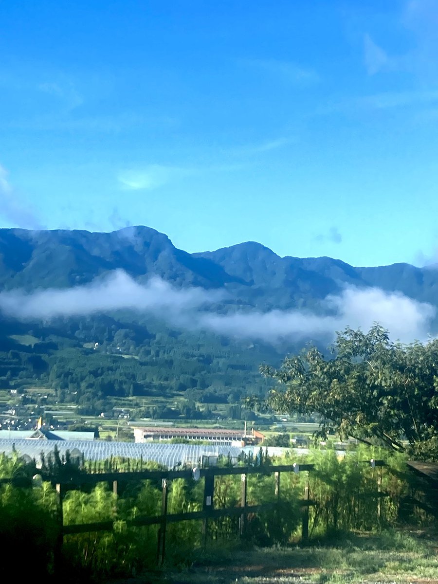 おはようございます🤗✨

山の間に雲がかかってる朝
空は青く  今日も暑いです
でも  きっといい日です✨
皆様のよき日でありますように

本日11時~16時
ﾗｽﾄｵｰﾀﾞｰ15時
阿蘇びにいらして下さいね
   #タイムリバース