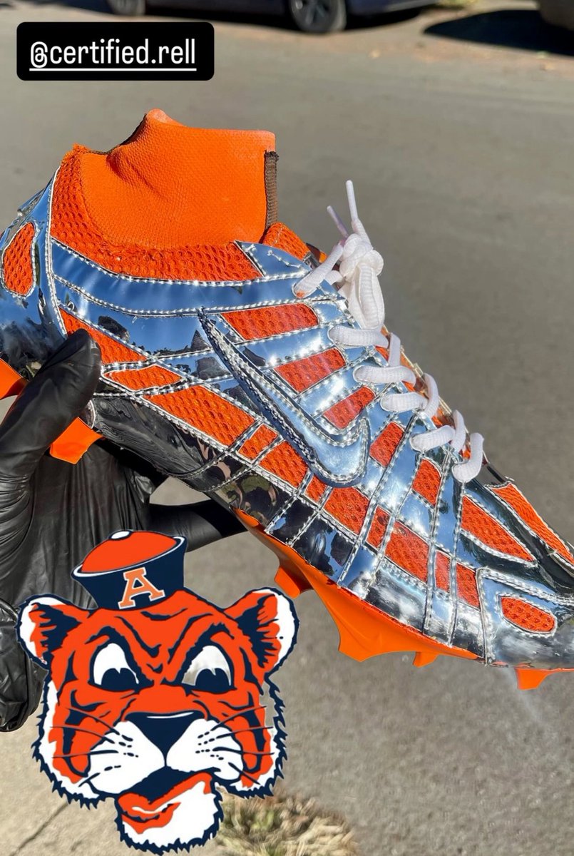 TopTierAuburn's tweet photo. These custom cleats for Durell Robinson are 🔥 https://t.co/wxnX3g5NGs