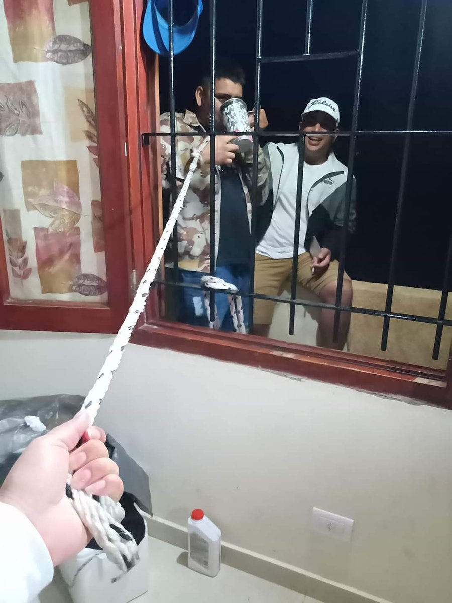 No se puede quejar por lo menos lo deje salir un ratito con el amigo!😊😇