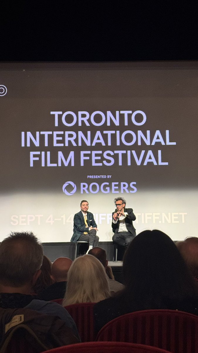 Fotos de la premiere mundial de '&amp; Sons', la primera película en inglés de Pablo Trapero, con #BillNighy, #ImeldaStaunton, #JonnyFlynn, #GeorgeMacKay, #NoahJupe y #DominicWest. Produce <a href="/AxelKuschevatzk/">aхel ĸυѕcнevaтzĸy</a>  <a href="/infinityhill_/">Infinity Hill</a> y una larga lista de Executive Prod, incluida yours truly 🤩