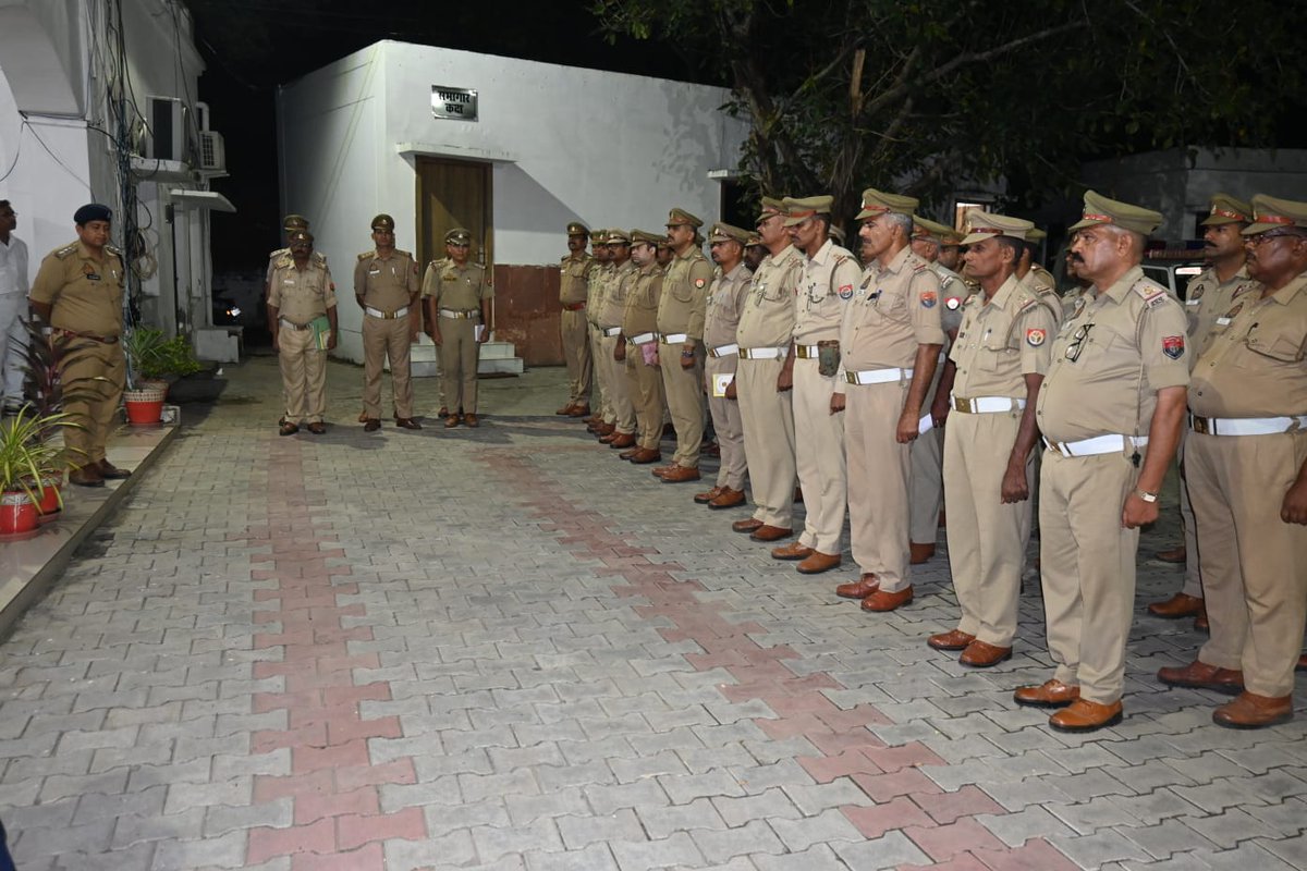 agrapolice's tweet photo. जनपद आगरा के सम्मानित नागरिको, 
              आप सभी विदित हैं कि शहर में मेट्रो कार्य के चलते शहर की सड़कें आधी रह गई हैं जिसके चलते नेशनल हाईवे और शहर के MG रोड पर यातायात दवाब बहुत अधिक बढ़ गया है। इसके साथ-साथ लगातार हो रही बारिश और यमुना न���ी के बढ़ते जलस्तर के कारण यमुना किनारा रोड पर जल भराव होने के कारण भी यातायात और नागरिक प्रभावित हैं।
मैंने अभी शहर के सभी ट्रैफिक इंस्पेक्टर (TI), ट्रैफिक ��ब इंस्पेक्टर (TSI) को कैम्प कार्यालय पर एवं शहर क्षेत्र के सभी थानाध्यक्षों को वायरलेस के माध्यम से निर्देशित किया है कि थाने के पुलिस बल के साथ अपने-2 क्षेत्रों में स्थिति सामान्य होने तक यातायात ड्यूटी करेंगे ताकि आप सभी को असुविधा न हो।
यह यातायात की बहुत गम्भीर एवं आपात जैसी स्थिति है इसलिए अब यातायात पुलिस के साथ-साथ सभी SHO/SO's भी यातायात व्यवस्था का संचालन करेंगे।

मैं पुलिस कमिश्नर @DeepakKumarIPS2 आप सभी नागरिकों से भी विनम्र अनुरोध करता हूँ कि वर्तमान स्थिति को देखते हुए आप अपने वाहनों को पार्किंग स्थल पर ही खड़ा करें अथवा ऐसे स्थान पर खड़ा करें जहाँ पार्क करने से यातायात प्रभावित न हो साथ ही यातायात नियमों का भी पालन करें।
यदि संभव है तो शहर में MG रोड पर बड़े वाहन के स्थान पर आप बाइक का प्रयोग कर, यातायात को सुगम बनाने में मदद कर सकते हैं। 
आगरा पुलिस आपके साथ है।

#FollowtrafficRules #AgraPolice