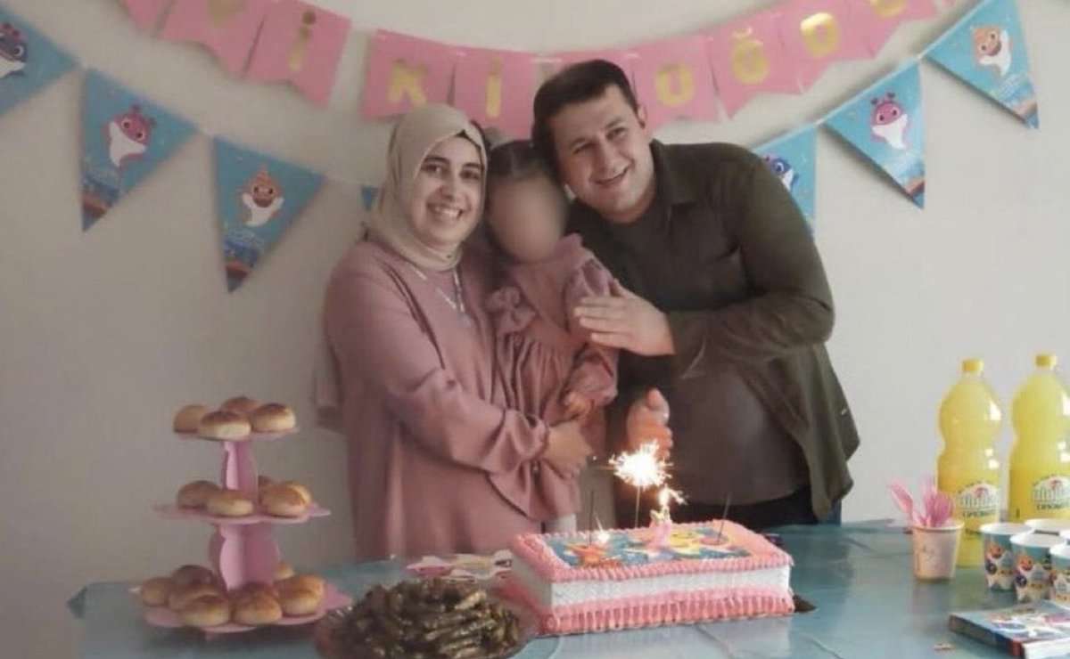 Matematik öğretmeni Sevilay Albayrak,ByLock kullandığı ve dini sohbetlere katıldığı gerekçesiyle 5 yılda 3 kez gözaltına alınd ve 7 yıl 6 ay hapse mahkûm edildi.Eşi ve 4 yaşındaki kızı Rüveyda ile Edirne Cezaevinde. 

Aile boyu tutukluluk devam ediyor maalesef!

#HerkesİçinHukuk