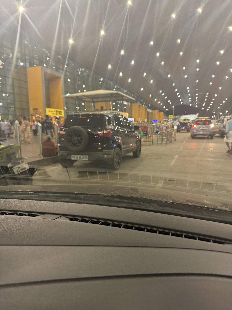 MichaelBarathN's tweet photo. @aaichnairport @AAI_Official can we plz streamline drop for domestic &amp; international, I just dropped my cousin &amp; kept baggage near by car, not even on walk area, someone came to lock my car, whereas just front here is the car which isn’t locked and no driver. #airport #Chennai https://t.co/l0uXsZCwEP
