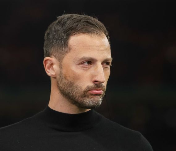 Her gittigı takımdan kovulan 3 lü oynatan bu lavugu asla tskimda istemiyoruz . Bu adamı getirmek demek Fenerbahçeyi uçurumdan assa atmak demek #Tedescoİstemiyoruz