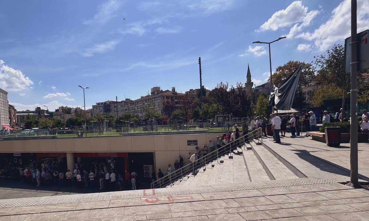 feyza_ae's tweet photo. Bugün Üsküdar Kent Lokantası kuyruğu https://t.co/ZXChox6XbJ