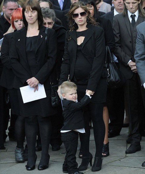150G512XD's tweet image. Lee’s repatriation and funeral. Lee’s wife Samantha, was seven months pregnant at the time of his funeral, he never got to meet the daughter he dreamt of having 😢💔

Thank you for your service Lee ❤️

Lest we forget 🇬🇧
