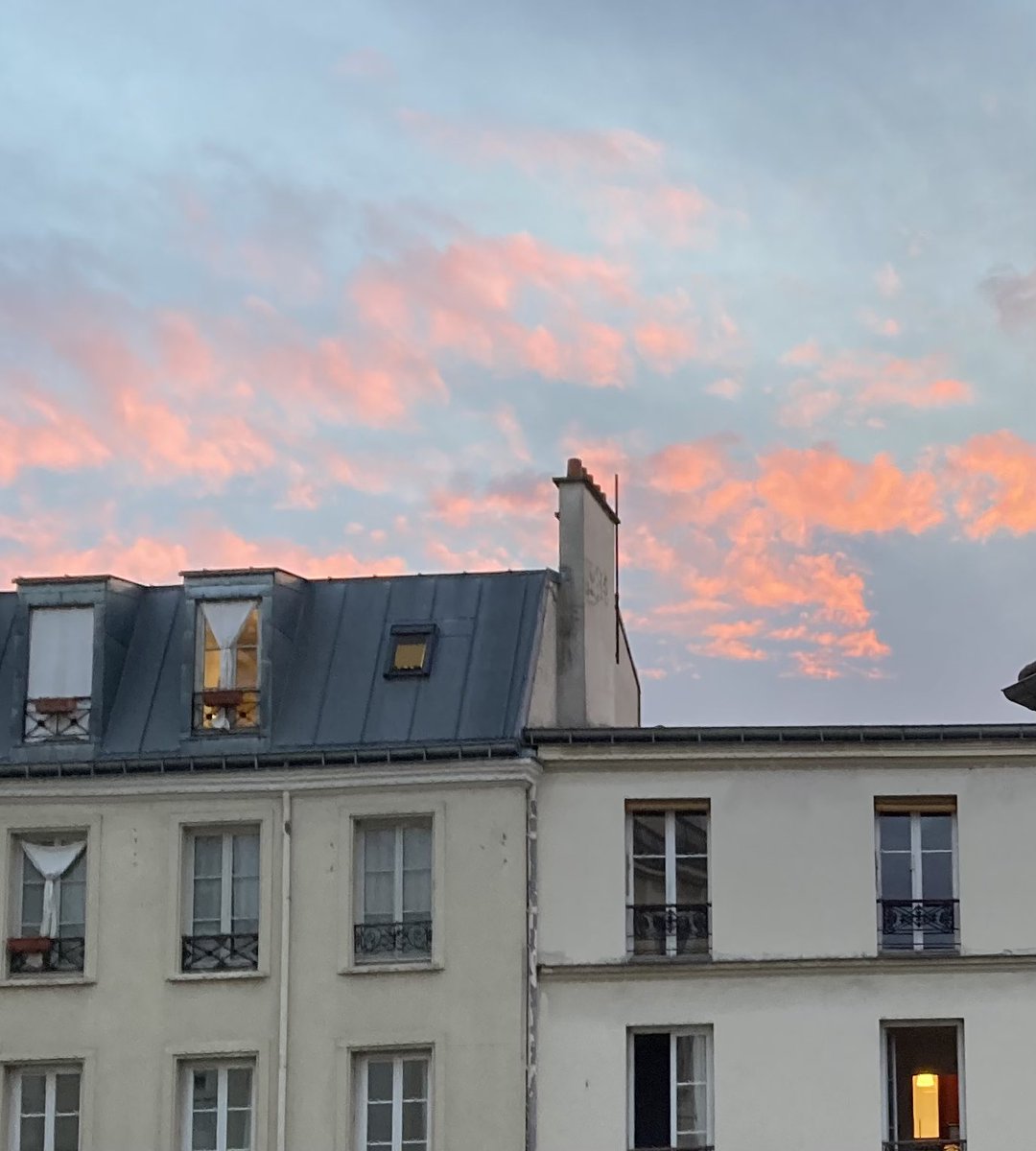 Fenêtres sur nuages.
Paris.