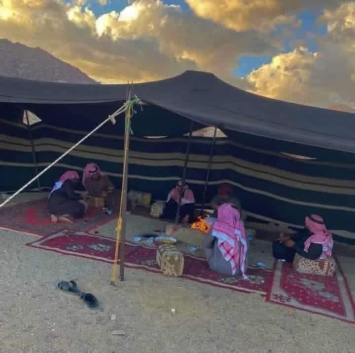 اللمة الي ماتدلك على . الطيب
لو حضرها كل العرب لاتحضرها
والهرجة الي لاتودي ولا تجيب 
لاصار بيدك تختصرها اختصرها 
واللحية الي ما تردك عن العيب 
بيدينك الثنتين  انتف شعرها 
والكلمة الي تستفز  المعازيب
ماتنغفر لو المعزب غفرها 
انا أعتبرها من  كبار العذاريب
وأنت اعتبرها مثل ماتعتبرها