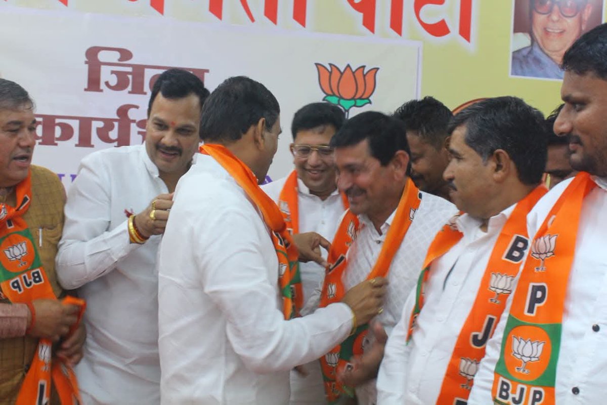 RajeshDhakadngd's tweet photo. "उज्जैन जिला कार्यालय पर आयोजित बैठक में अगस्त माह के दौरान हर बूथ पर शत-प्रतिशत मन की बात कार्यक्रम आयोजित कर संगठन की शक्ति को सुदृढ़ बनाने वाले मंडल अध्यक्षों का सम्मानपूर्वक स्वागत किया गया।"

#ujjaingramin #DistrictMeeting #MannKiBaat #BoothLevel #organizationstrength https://t.co/aLn9mH9ukk