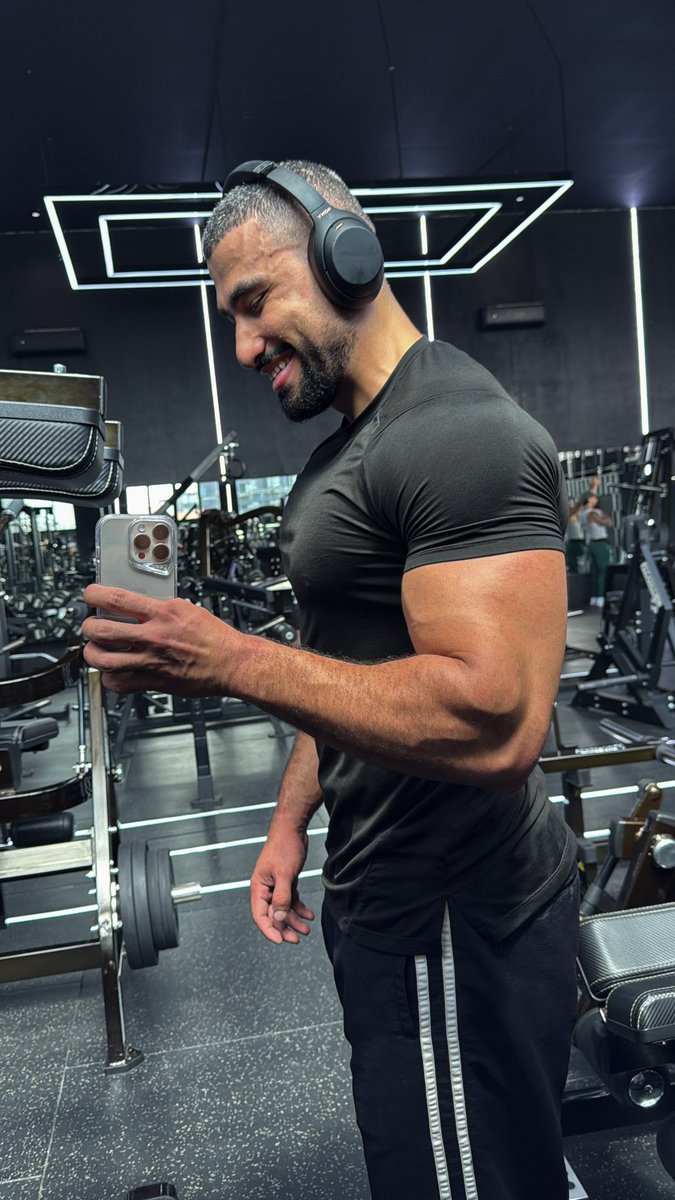 اتمرن من ١٢ سنة، واكتشفت اني كنت اسوي تمارين زيادة عالفاضي اول سنة تمرين ( كم جلسه تحتاج لأفضل بناء عضلي؟ )  ( شرح علمي 📖 )

ثريد مهم لأي شخص له أقل من سنة في الجيم، لو مشغول فضل التغريدة عشان ترجع لها بعدين بتفيدك 🙌
