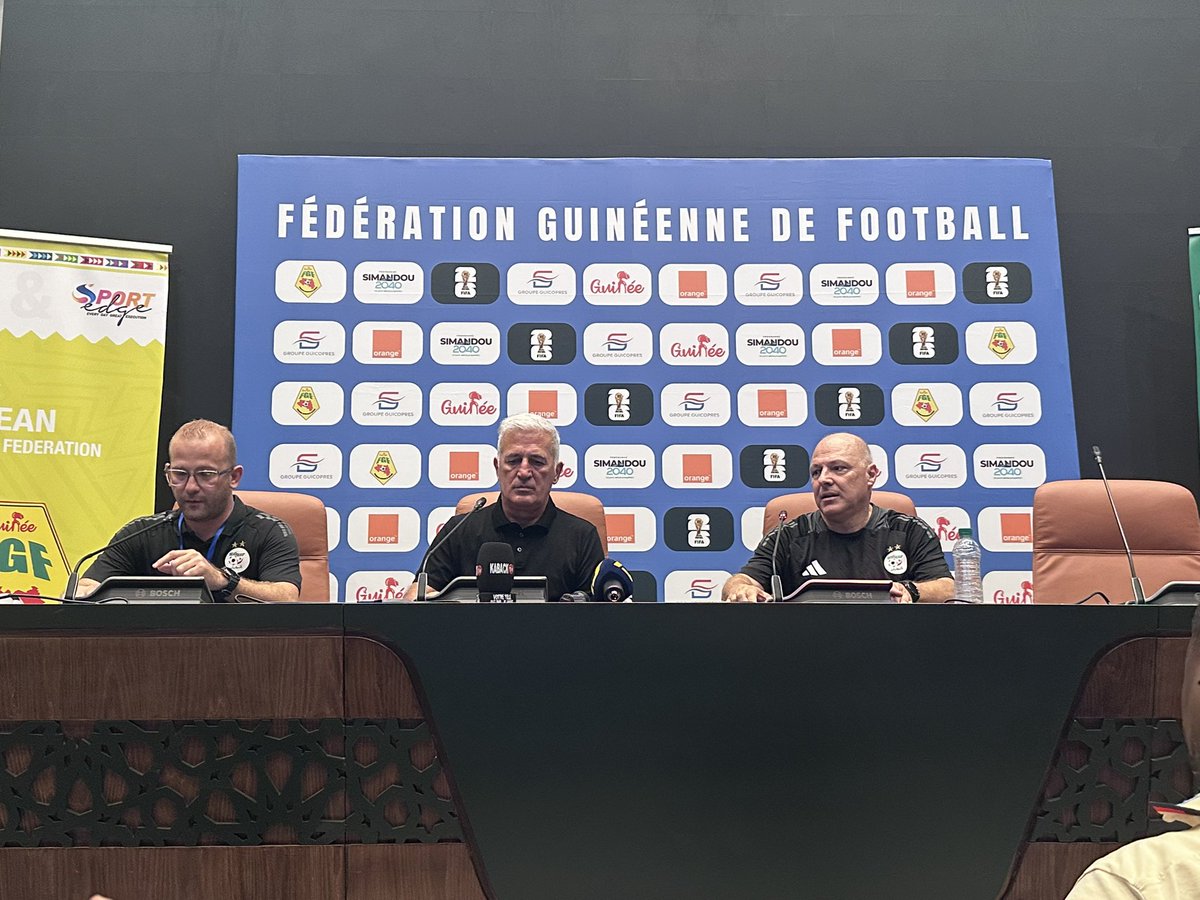 DZfoot's tweet photo. 🎙️ Petkovic « On a encore notre destin entre nos pieds. J’ai félicité mes joueurs dans le vestiaire » https://t.co/02EUOJxxrV