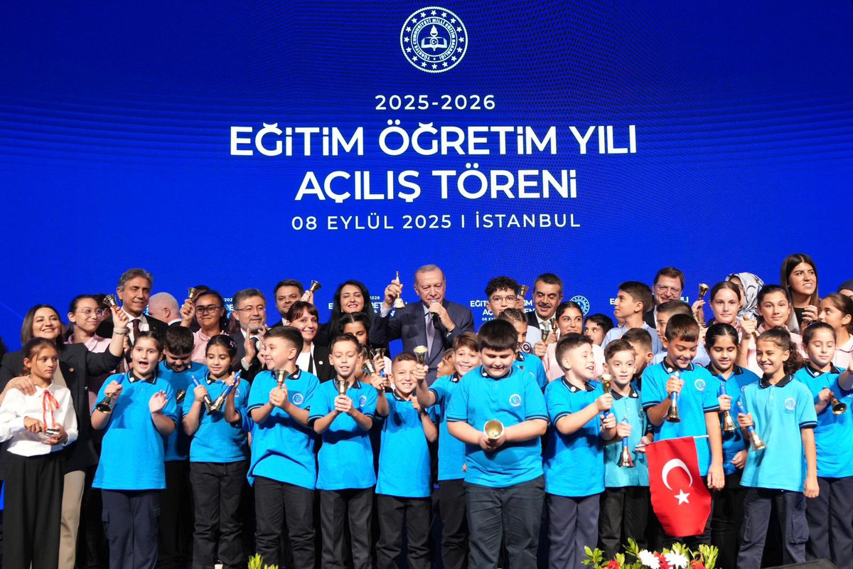 📚 Yeni eğitim-öğretim yılı bu yıl daha anlamlı.

🌱 İlk Ders: Yeşil Vatan
🌳 Konu: #HerÇocukBirFidan

Sayın Cumhurbaşkanımızın teşrifleriyle İstanbul’da gerçekleşen açılış dersinde öğrencilerimizle buluştuk.

Öğrencilerimize, velilerimize ve ülkemize hayırlı olmasını diliyorum.