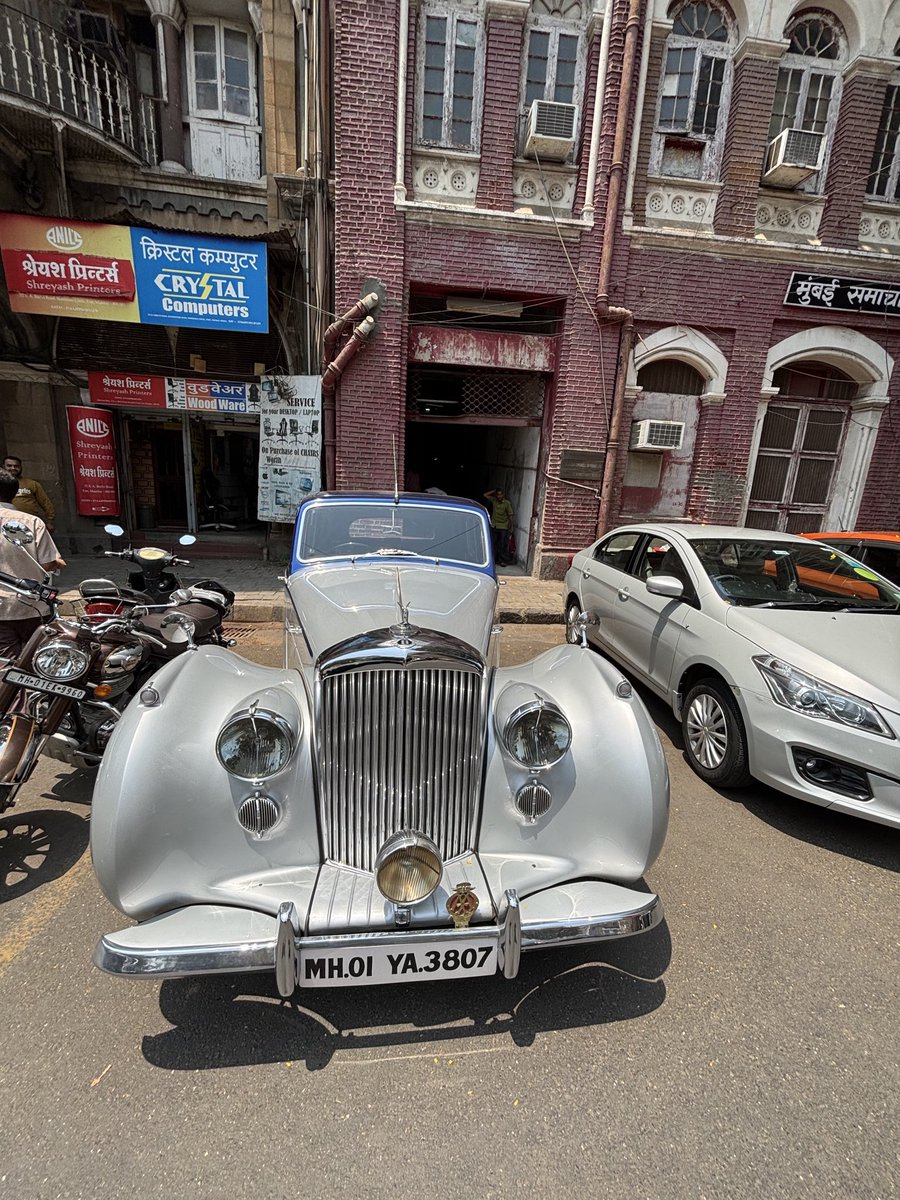 dhavalkulkarni's tweet image. Mumbai’s erstwhile Fleet Street never disappoints. The beautiful red-bricked building housing the Mumbai Samachar office and the sparkling vintage car parked outside it. 

#Mumbai #newspapers #streetphotography #vintagecars #photography