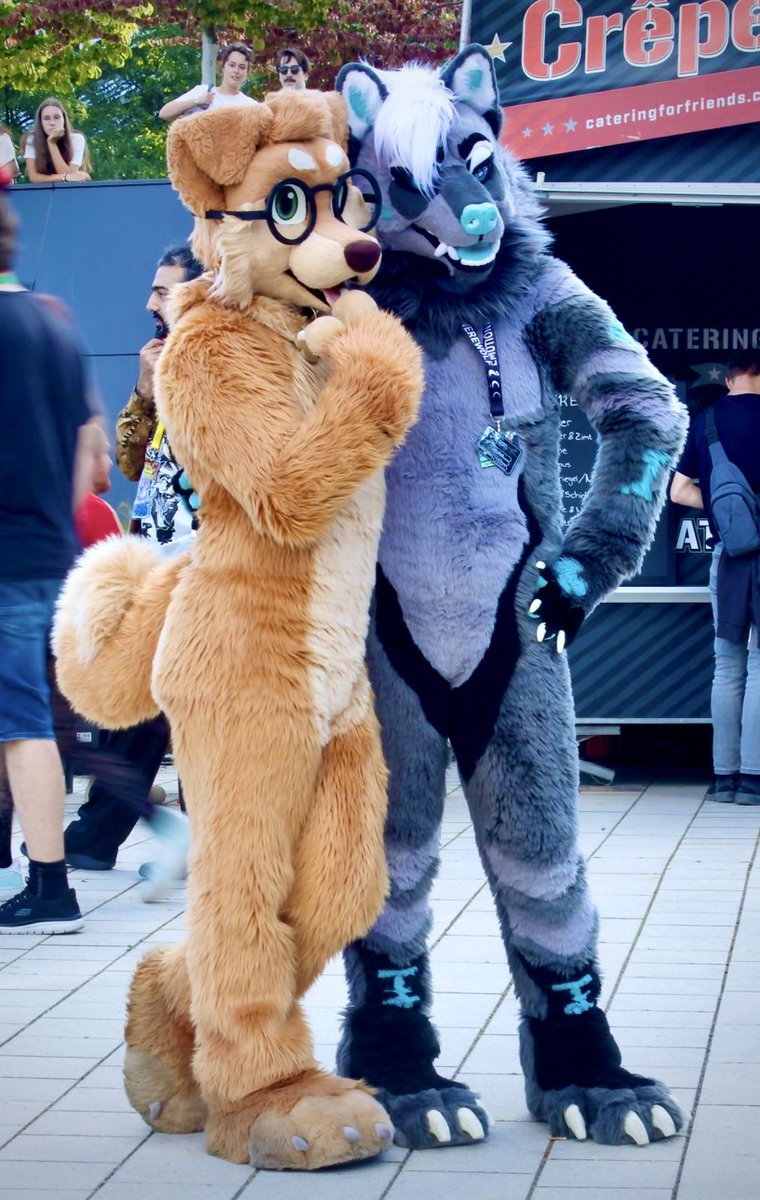 ''Yo Max I need you to do the manliest pose you know...'' 😩

Say no more. 💅