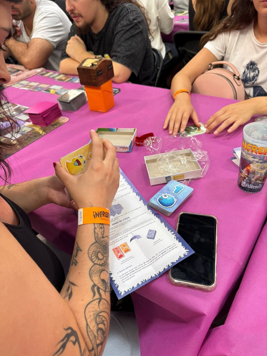 anniitsu's tweet image. Ayer fui por primera vez al #infrefest2025. Un lugar donde todo el ruido se apaga y te quedas con lo importante: mesas llenas de gente bonita jugando y esa sensación de pertenecer. Quiero mantener esa energía en mi día a día 🥺
