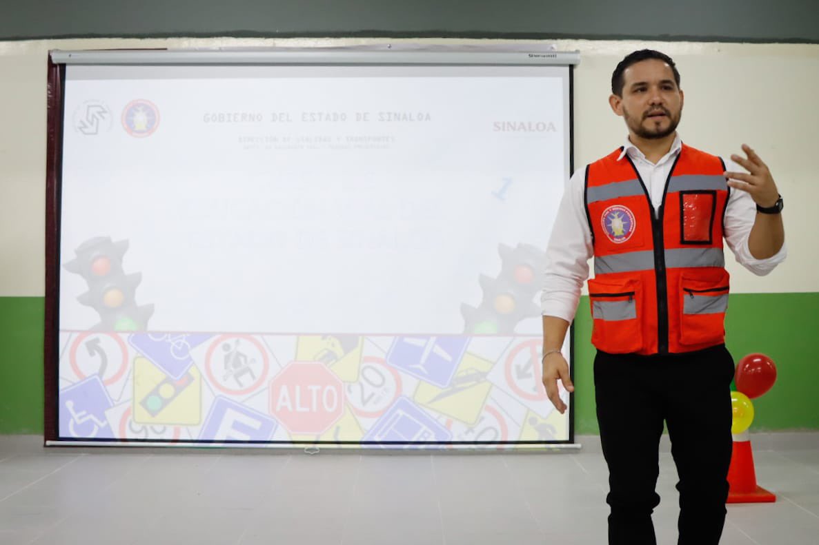 CobaesSinaloa's tweet photo. #COBAES44Aniversario | En COBAES plantel 25 inició la Capacitación de Educación y Seguridad Vial, dirigida a jóvenes en edad de obtener su licencia de aprendiz. El director general, @SanInzunza, destacó que esta formación fortalece su preparación como ciudadanos responsables. https://t.co/x0sG4MvIfo