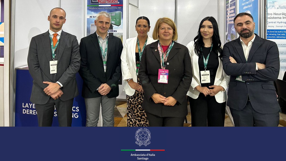 ItalyinChile's tweet photo. Feria Hyvolution | Emb. @ValeriaBiagiott en la feria #Hyvolution, dedicada al #hidrógenoverde, que este año contó con la presencia de la empresa italiana Layer Electronics.

🇮🇹 y 🇨🇱 unidos por una transición energética sostenible. https://t.co/BBeMsWL8XC