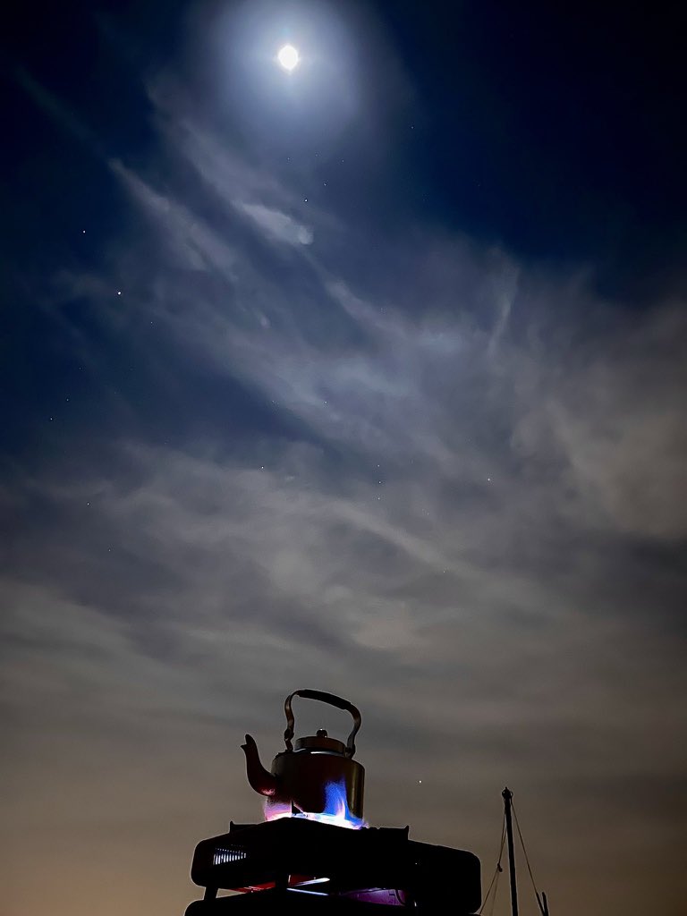 وقت مناسب جدًا لـ برّاد شاي في ليلةٍ قمرا❤️