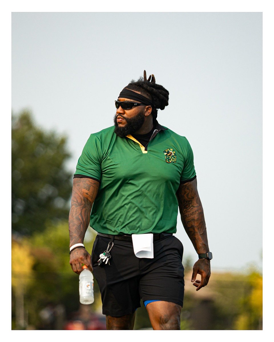 HEAD DOWN. KEEP WORKING.
Respect All 👊🏽 Fear None 🐍

#DPAWECOMING #CoachGray #DCFootball #DCSAA #DistrictOfColumbia #BuiltNotGiven