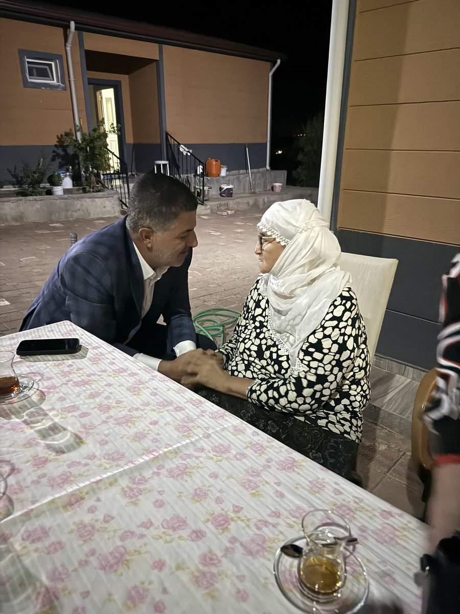dr_ishaksan's tweet photo. Türkiye Büyük Millet Meclisi Başkan Vekilimiz ve aynı zamanda hemşehrimiz rahmetli Sırrı Süreyya Önder’in kıymetli annelerini ziyaret ettik. 
Bir kez daha merhuma Allah’tan rahmet tüm sevenlerine baş sağlığı diliyorum.

@Akparti @RTErdogan @abuyukgumus @farukaytek @hakanaksu058 https://t.co/wlZiZq6c9S