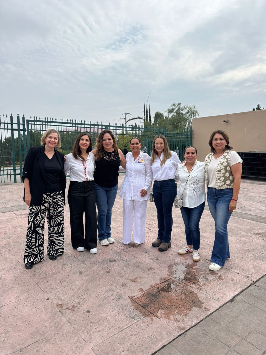 La Secretaria Diana Susana Estens acompañó al gobernador de Coahuila, <a href="/manolojim/">Manolo Jiménez Salinas</a> , durante la visita de la presidenta de la República, <a href="/Claudiashein/">Claudia Sheinbaum Pardo</a>  Claudia Sheinbaum, con motivo de la presentación de su informe en Coahuila.

#coahuilapadelante #apasosdegigante