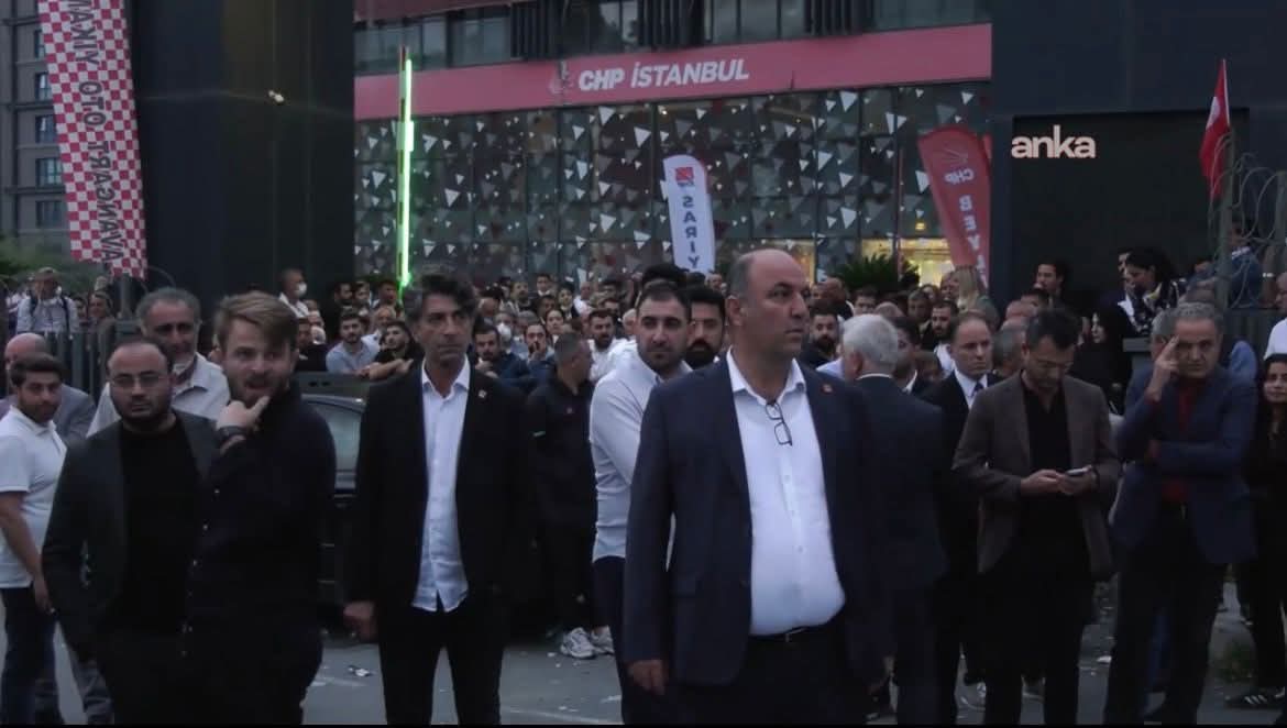 hasanbaltaciyep's tweet photo. CHP teslim alınamaz, Türkiye teslim alınamaz!
Ne tutuklamalar ne kayyumlar ne de barikatlar millet iradesine pranga vuramaz!
Aydınlık ve özgür bir Türkiye için yakılan meşale sönmeyecek. 
Kurtuluş yok tek başına! Ya hep beraber ya hiç birimiz! https://t.co/Uc8nR2fxju