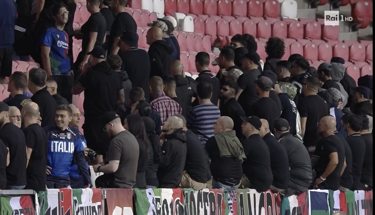 Tutti di spalle, godo

 #IsraeleItalia