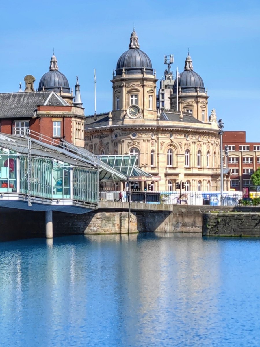 Princes Dock and the Maritime Museum.

#hull #yorkshire #travel #architecture #photography