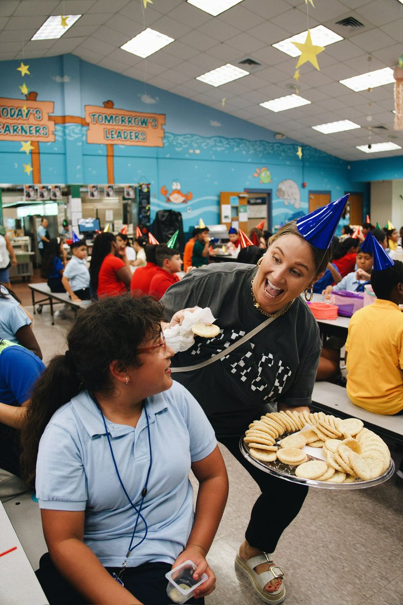 MrLaraMES's tweet image. It’s been a wonderful day today celebrating Marley’s &amp;amp; Manatee Elementary’s birthday. 🎉 

During lunch today, students came in to a surprise with hats ready on the table. Marley was nowhere to be found so we called out “Maaaarley!” 🗣️

@ManateeCCPS @collierschools 

(1/2)