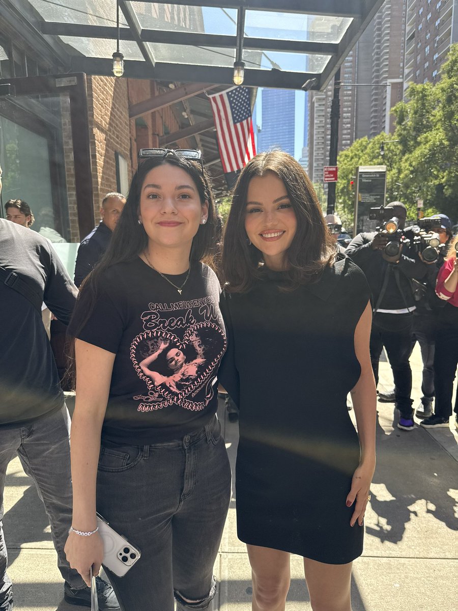 floo_selenator's tweet photo. @selenagomez love you so so much 
Thank you for always being the sweetest person everrrr! 🥹🥰🥰🤎💫✨ https://t.co/3QRL8Vt2eW