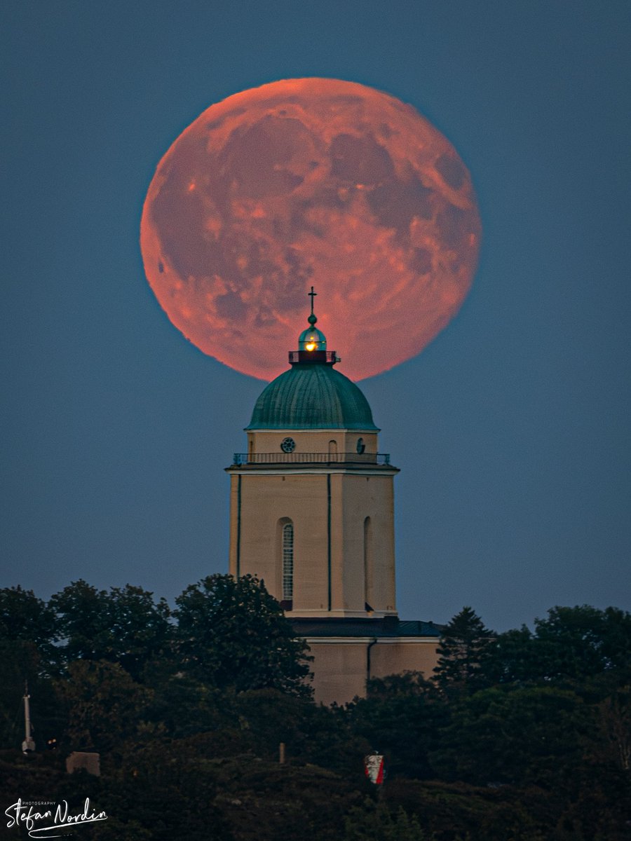 urbaanimaalta's tweet image. Suomenlinnan kirkko.

📸 Stefan Nordin
#moon #lunareclipse #kuu #verikuu #kuunpimennys