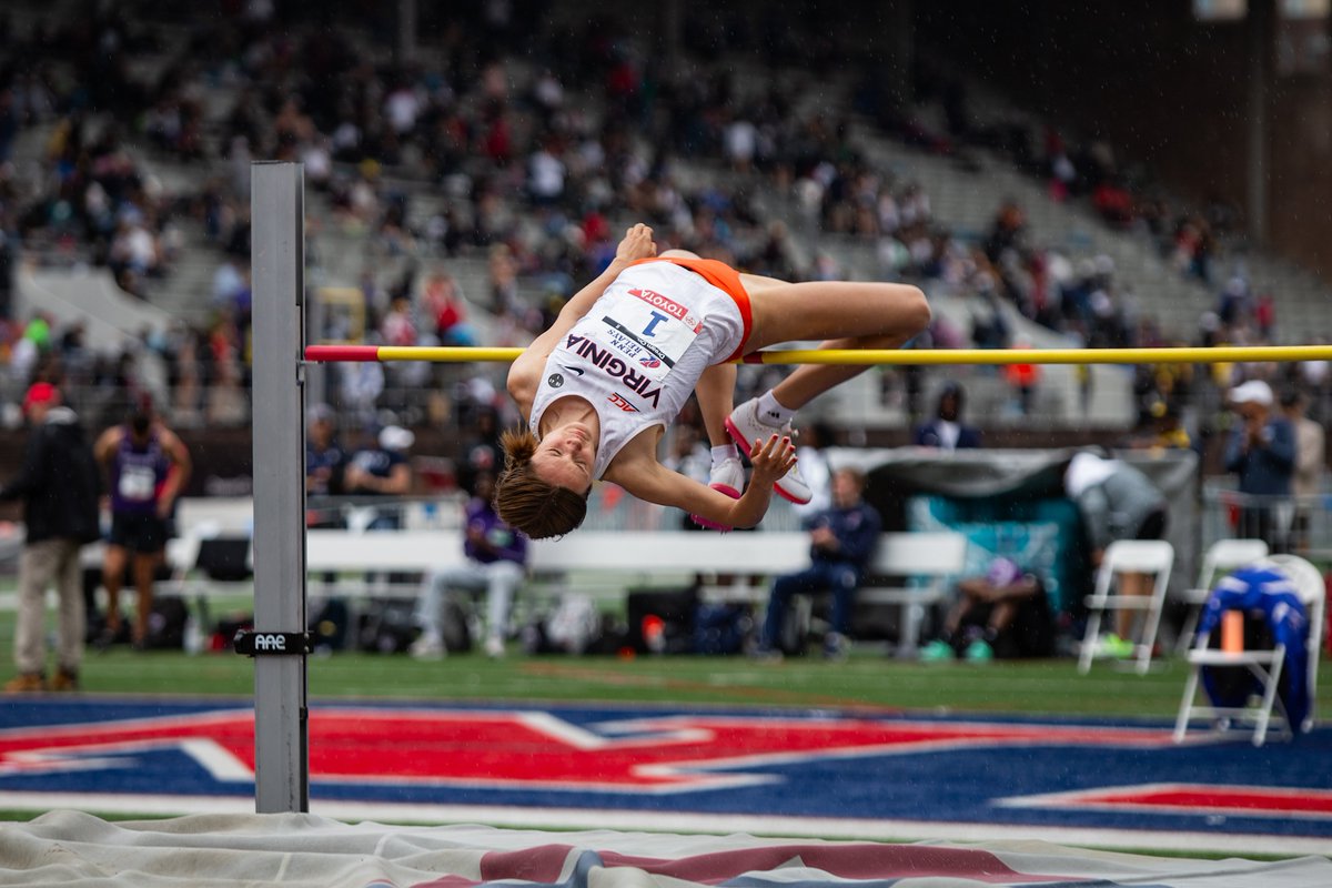 La saltadora Celia Rifaterra (2004) en su 4º año en 🇺🇸 el 3º con la <a href="/UVATFCC/">Virginia Track & Field and Cross Country</a> de Charlottesville, Virginia
Un año con grandes éxitos en la <a href="/NCAATrackField/">NCAA Track & Field</a> 
7ª en la final nacional universitaria (foto 1)
1ª en los míticos <a href="/pennrelays/">Penn Relays</a> (foto 2)
1ª en la final de la <a href="/theACC/">The ACC</a> Conference