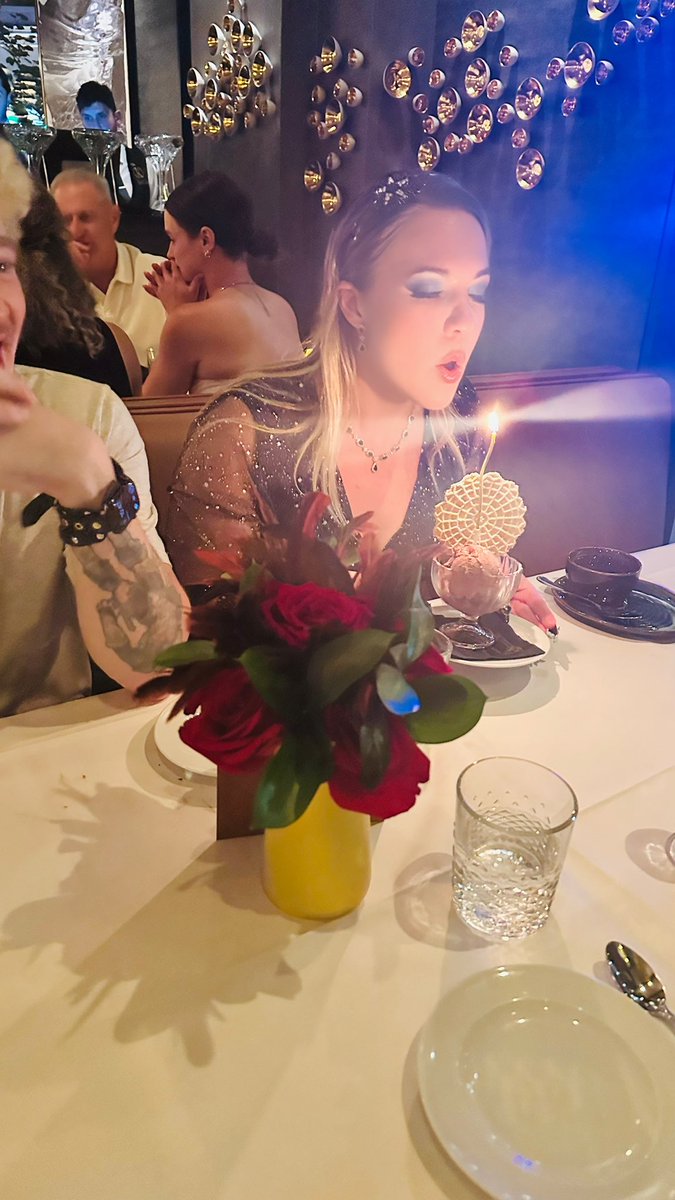 Lindsay Jones tweet media