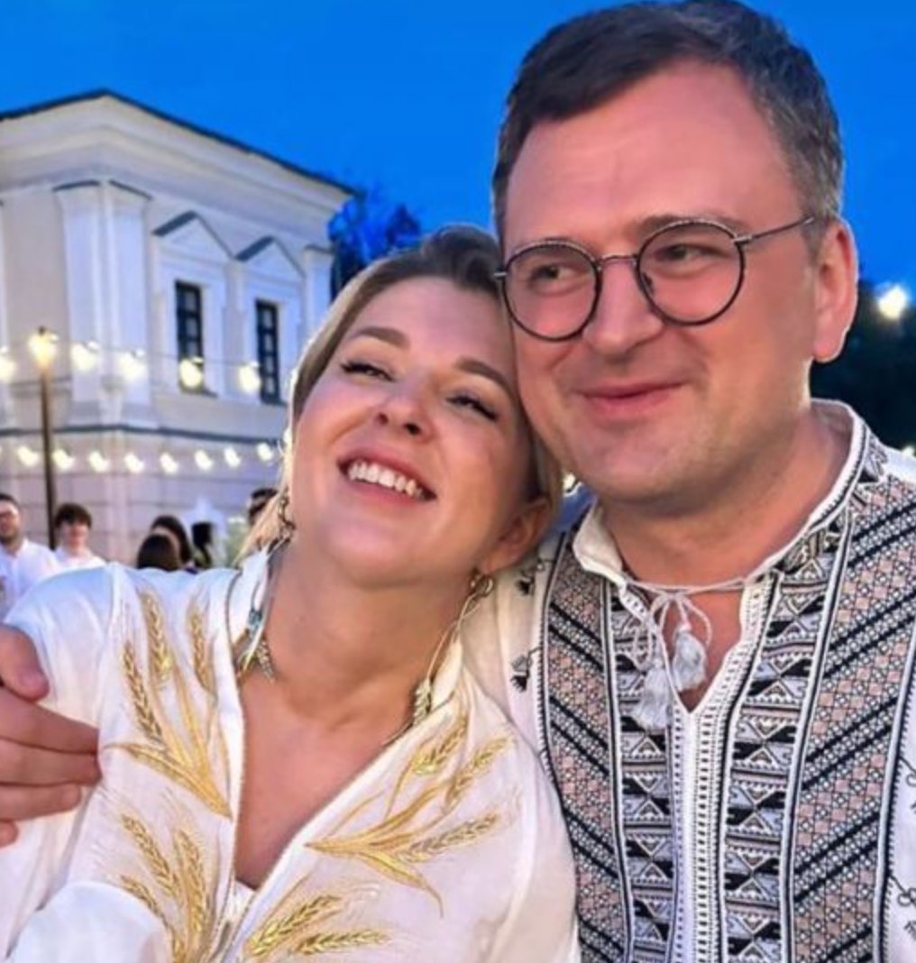 apravda's tweet photo. Пам'ятаєте, був такий у нас міністр Дімка Кулеба, який закликав українців воювати з росіянам и лопатами. Так виявляється, що журналісти італійського видання Corriere della Sera виявили, що трус Кулеба втік вночі до Польщі, дізнавшись про рішення Кабміну заборонити колишнім дипломатам полишати Україну під час воєнного стану.