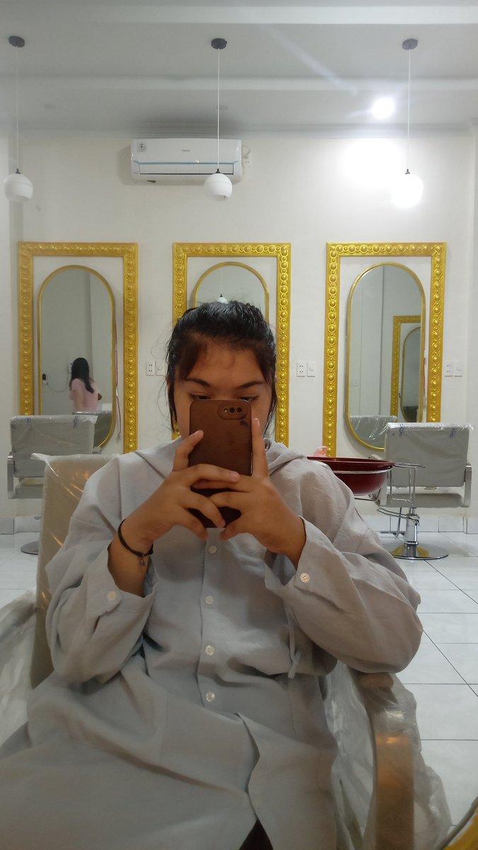 koncet6969's tweet photo. Umi nyalon dulu yaa, krna hbis ini kita mau foto cosplay jadi pramugari, staytune ya brosis https://t.co/dbZSUz2dPJ