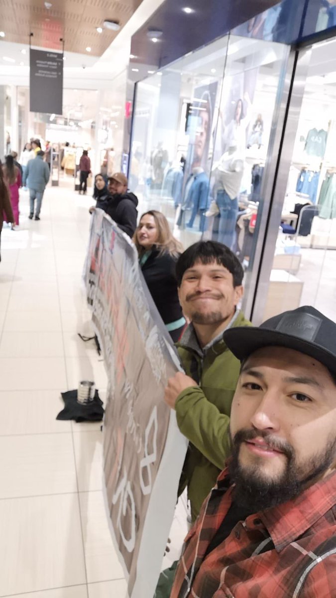 20avo DIA  HUELGA 
La huelga del Sindicato AXO – KOMAX surge X condiciones laborales precarias principalmente tiendas como The North Face, Gap, Banana Republic, Marmot, Brooks Brothers, DC Shoes, UGG, Timberland,  Andesgear, Sisi y Surprice, Kipling. ¡Viva la huelga AXO KOMAX!