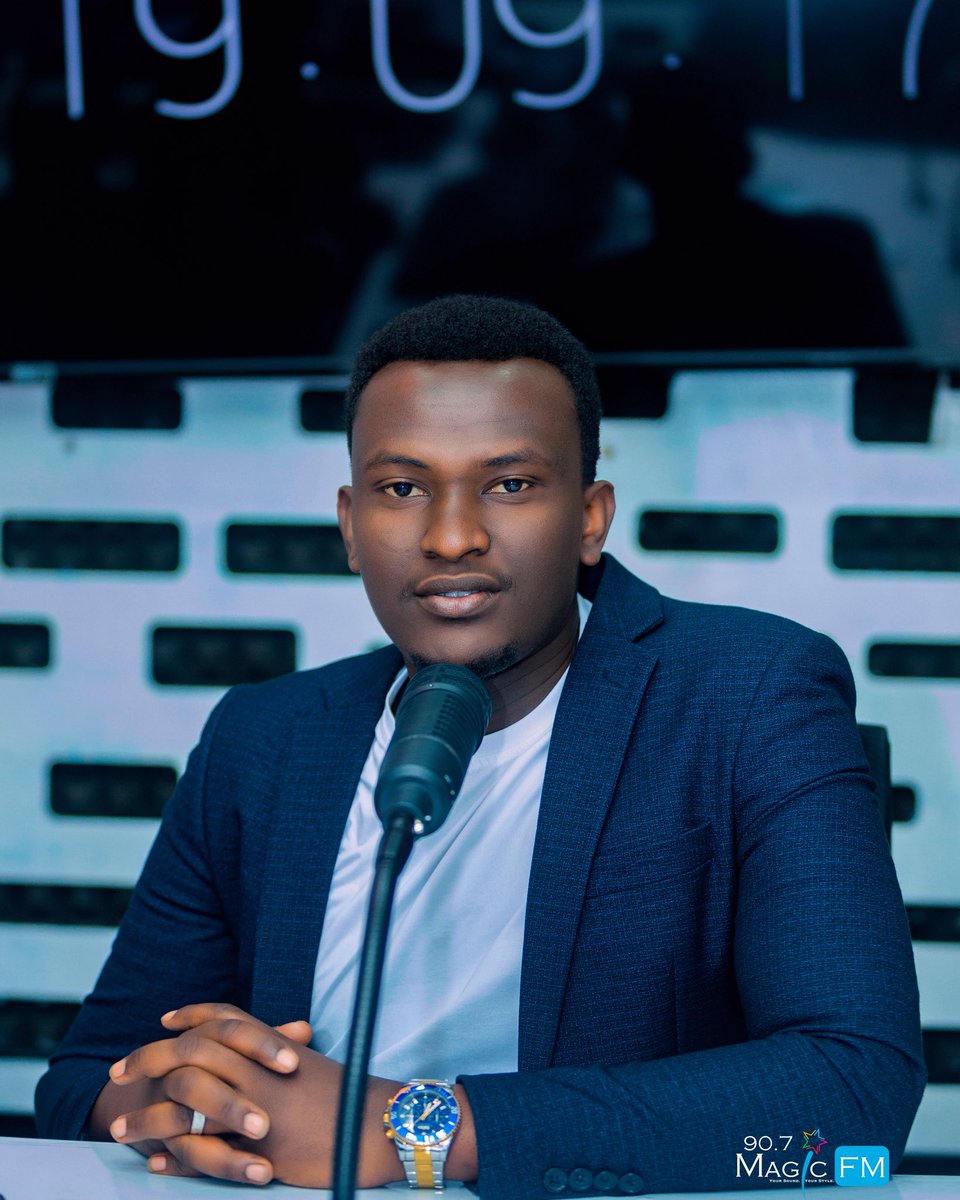 MagicFmRadio's tweet image. Wowe ujya ku kazi wambaye nk’ugiye ku kazi cyangwa uricara wige? 😎😎

Hagati aho Barcelona yafashe umwanzuro wo kutongerera Lewandowski amasezerano, ni mu gihe imvune ya Gavi ikomeye kurusha uko babitekerezaga. 

Umva #MagicLineUp 7pm-10pm 🔥

📸: @Bahizi_10837