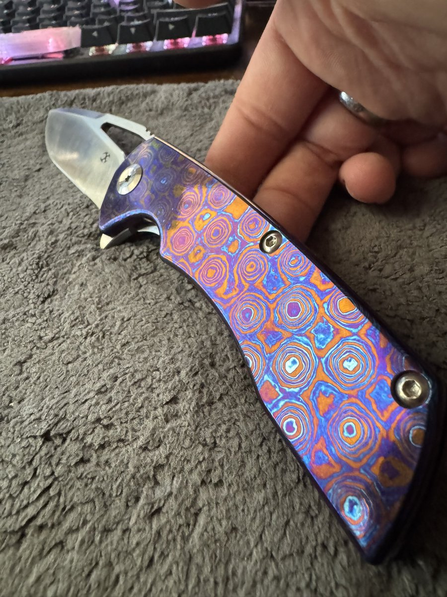 ZeroVoltFPV's tweet image. Absolutely loving this knife by @kansept_knives .  
The Kryo in full Timascus!
#timascus #kryo #titanium #Damascus #EDC #crazyknives