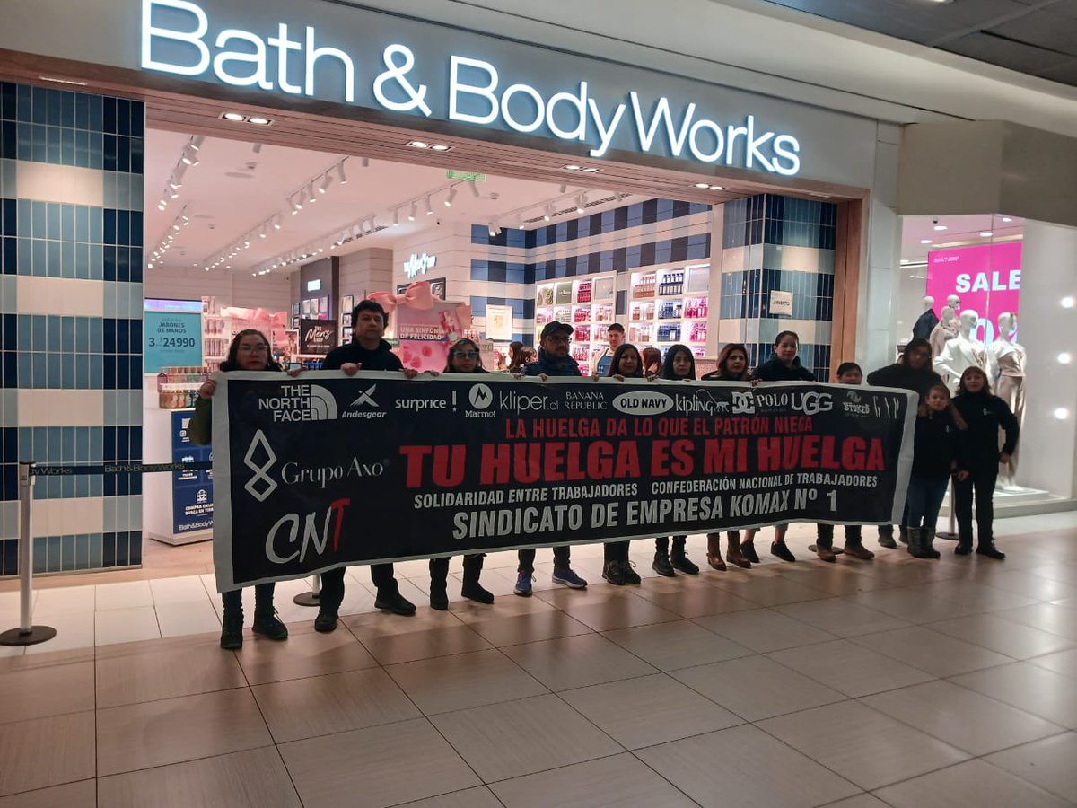 20avo DIA  HUELGA 
La huelga del Sindicato AXO – KOMAX surge X condiciones laborales precarias principalmente tiendas como The North Face, Gap, Banana Republic, Marmot, Brooks Brothers, DC Shoes, UGG, Timberland,  Andesgear, Sisi y Surprice, Kipling. ¡Viva la huelga AXO KOMAX!
