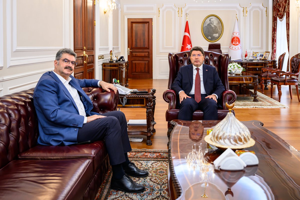 AK Parti Konya Milletvekilimiz Orhan Erdem’le Bakanlığımızda bir araya geldik.

Maneviyat şehri Konya’mızda yürüttüğümüz çalışmalar üzerine değerlendirmelerde bulunduk.

Milletvekilimize nazik ziyareti için teşekkür ediyorum.

<a href="/oerdem42/">Orhan Erdem</a>